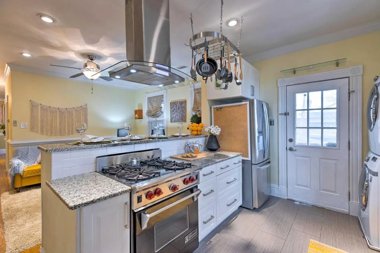 Chic Richmond Apartment With Private Deck And Patio!
