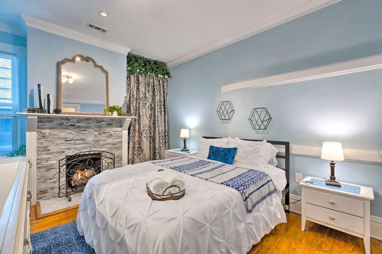 Chic Richmond Apartment With Private Deck And Patio!