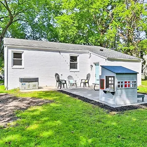  Holiday home Charming With Yard 2 Mi To Beach!
